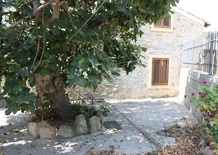Bouganville Nyaraló